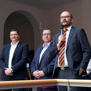Bild vergr&ouml;&szlig;ern: Landrat Thomas Hennig, Oberb&uuml;rgermeister Mario Horn und Sachsen Kultusminister Christian Piwarz (von links)