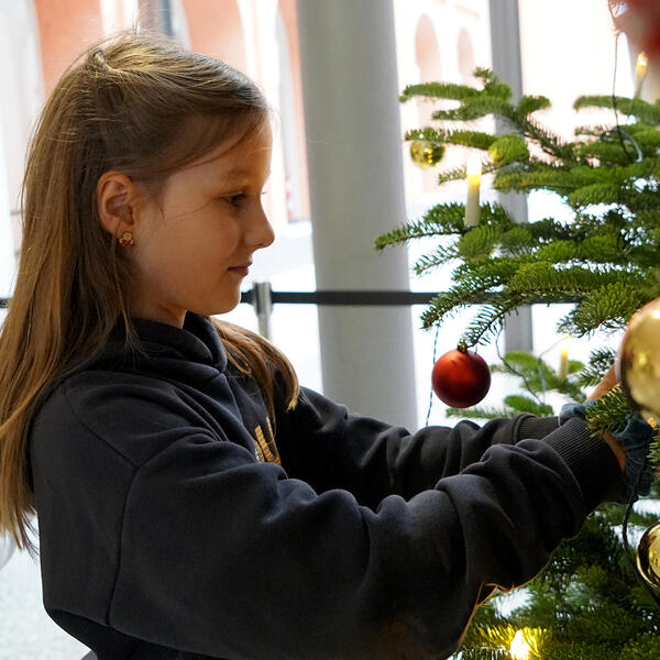 Bild vergr&ouml;&szlig;ern: Kinder der Grundschule "Am Stadion" aus Oelsnitz schm&uuml;ckten den Weihnachtsbaum aus dem Vogtland
