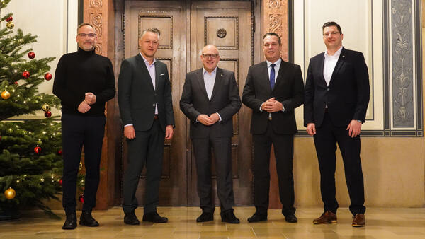 Bild vergr&ouml;&szlig;ern: Landrat Dirk Neubauer (Landkreis Mittelsachsen), Landrat Carsten Michaelis (Landkreis Zwickau) Oberb&uuml;rgermeister Sven Schulze (Chemnitz), Landrat Rico Anton (Erzgebirgskreis) und Landrat Thomas Hennig (Vogtlandkreis) (von links nach rechts) beim Treffen.