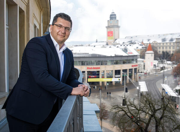 Bild vergr&ouml;&szlig;ern: Landrat Thomas Hennig auf dem Balkon des Landratsamtsgeb&auml;udes