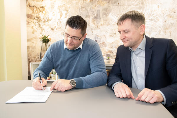 Bild vergr&ouml;&szlig;ern: Landrat Thomas Hennig (links) und Zweckverbands-Gesch&auml;ftsf&uuml;hrer Michael Barth bei der Vertragsunterzeichnung beim Notar.
