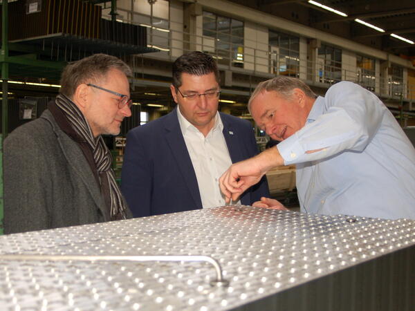 Bild vergr&ouml;&szlig;ern: Reichenbachs Oberb�rgermeister Raphael K�rzinger, Landrat Thomas Hennig und Thermofin Gesch�ftsf�hrer Bernd L�ffler (von links nach rechts) im Produktionsbereich.