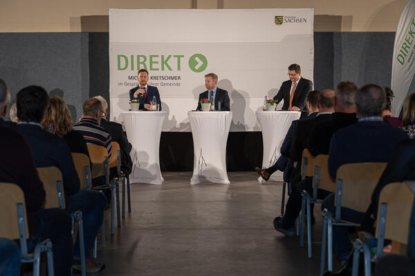 Bild vergr&ouml;&szlig;ern: Ministerpr�sident Michael Kretschmer, Landrat Thomas Hennig und B�rgermeister Marco Siegemund beim Burgergesprach in der Turnhalle.