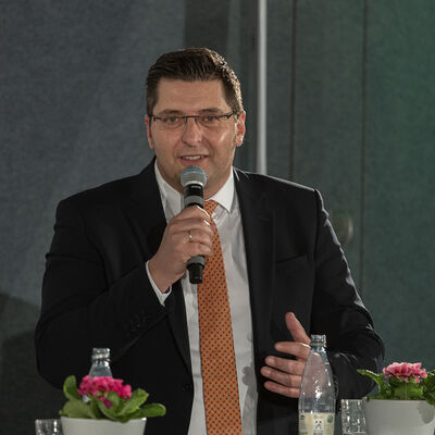Auch Landrat Thomas Hennig stellte sich den Fragen der B&uuml;rgerinnen und B&uuml;rger.