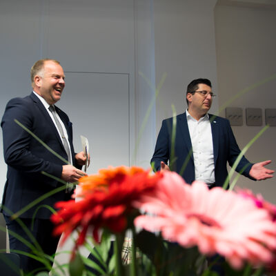 Bild vergr&ouml;&szlig;ern: Landrat Thomas Hennig und der Direktor des Hotel K&ouml;nig Albert in Bad Elster, Marc Cantauw, &uuml;berreichten den Hauptpreis.