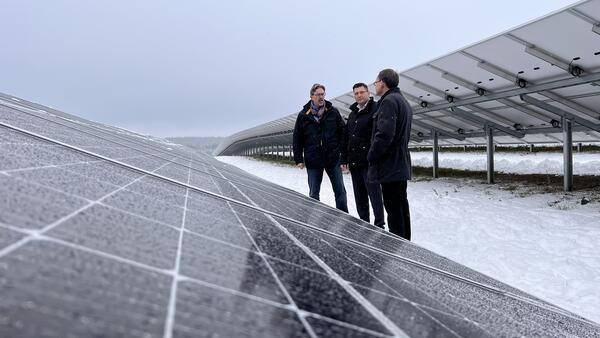 Bild vergr&ouml;&szlig;ern: Auf dem Bild sieht man die neue Photovoltaik-Anlage an der Deponie Zobes.