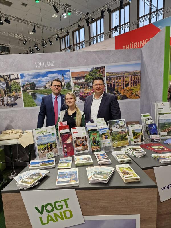 Bild vergr&ouml;&szlig;ern: Landrat Thomas Hennig (rechts) mit TVV-Gesch&auml;ftsf&uuml;hrer Dr. Andreas Kraus am Stand des Tourismusverbandes Vogtland.