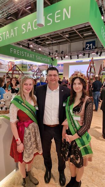 Bild vergr&ouml;&szlig;ern: Landrat Thomas Hennig mit den Majest�ten S�chsische Milchk�nigin (links) und S�chsische Erntek�nigin (rechts).