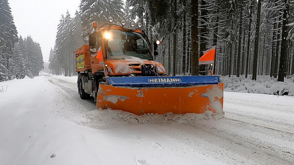 Bild vergr&ouml;&szlig;ern: Auf dem Bild sieht man ein Winterdienstfahrzeug im Einsatz.