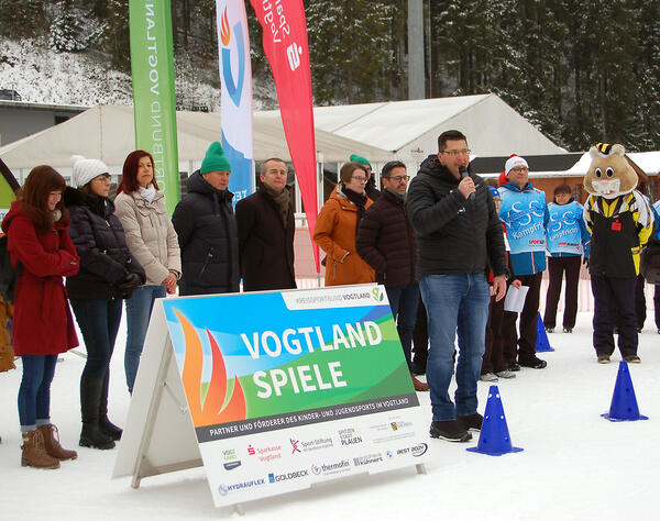 Bild vergr&ouml;&szlig;ern: Landrat Thomas Hennig er�ffnete als Schirmherr die Winterspiele