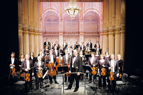 Bild vergr&ouml;&szlig;ern: Das Bild zeigt ein Orchester in K&ouml;nig-Albert-Theater Bad Elster