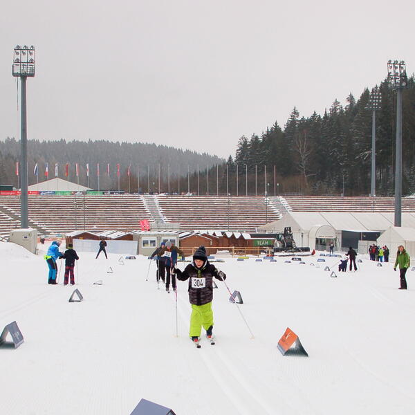 Bild vergr&ouml;&szlig;ern: Sch&uuml;lerinnen und Sch&uuml;ler beim Langlauf in der Sparkasse Vogtland Arena