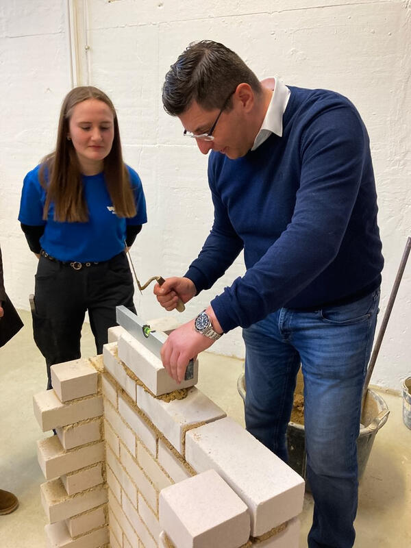 Bild vergr&ouml;&szlig;ern: Thomas Hennig mauert Ziegel.