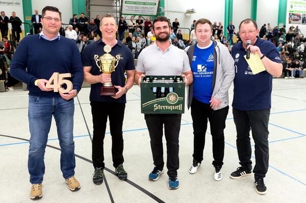 Bild vergr&ouml;&szlig;ern: Landrat Thomas Hennig (links) gratuliert dem Betreiber SV 04 Oberlosa mit seinem Vorsitzenden Prof. Dr. Bernd M&auml;rtner (2.von links) und SV04Betriebs GmbH-Chef Iven Wunderlich (Mitte) zum 45. Geburtstag der Kurt-Helbig-Sporthalle.