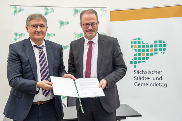Bild vergr&ouml;&szlig;ern: Das Bild zeigt den Staatssekret&auml;r f&uuml;r Digitale Verwaltung und Verwaltungsmodernisierung Prof. Thomas Popp (links im Bild)  und den Gesch&auml;ftsf&uuml;hrer des S&auml;chsischen St&auml;dte- und Gemeindetages (SSG)  Mischa Woitscheck (rechts) im Landratsamt in Plauen.