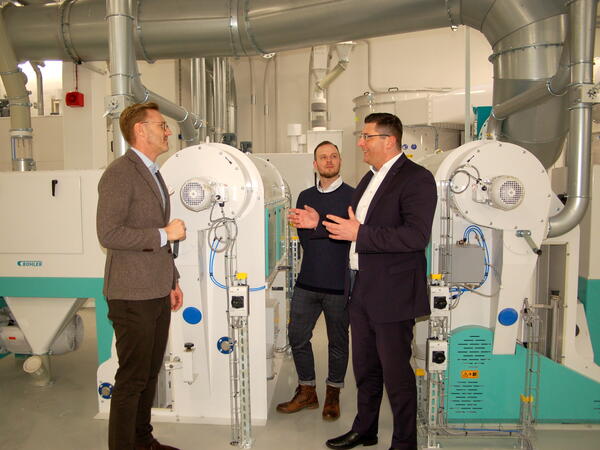 Bild vergr&ouml;&szlig;ern: Landrat Thomas Hennig (rechts) im Gespr�ch mit Christopher Rubin (links) und dem Produktionsleiter Stephan Leins (Mitte).