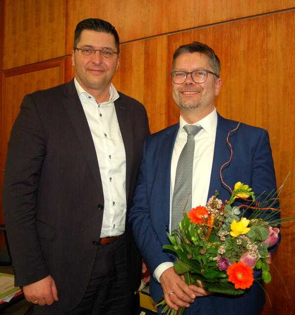 Bild vergr&ouml;&szlig;ern: Landrat Thomas Hennig (links) mit dem neuen Beigeordneten Falk Gruber