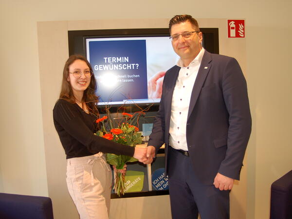 Bild vergr&ouml;&szlig;ern: Landrat Thomas Hennig gratuliert der Landessiegerin  Lisa Marie H&auml;nsch.