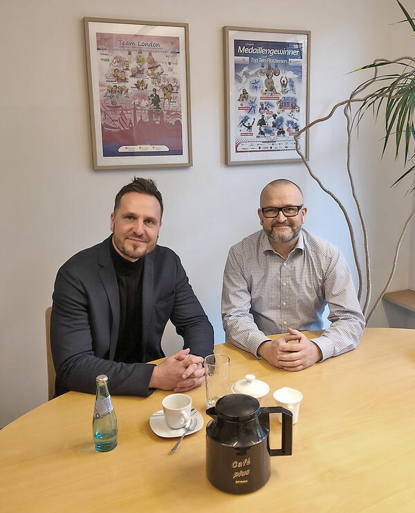 Bild vergr&ouml;&szlig;ern: Auf dem Bild von links: Jan Rodewald, Landratsamt Vogtlandkreis. Rechts: Andreas Schuman S&auml;chisches Staatsministerium des Inneren.