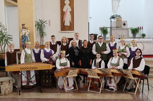 Bild vergr&ouml;&szlig;ern: Das Ensemble "JOVARĖLIS" aus Litauen wird den Markt musikalisch er�ffnen.