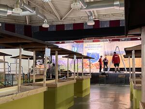 Bild vergr&ouml;&szlig;ern: Der Aufbau des Europ&auml;ischen Bauernmarkts in der Biller-Halle