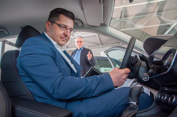 Bild vergr&ouml;&szlig;ern: Gesch&auml;ftsf&uuml;hrer Thomas Keller l&auml;sst Landrat Thomas Hennig die komfortablen Platzverh&auml;ltnisste in einen Skoda Octavia Superb pr&uuml;fen.