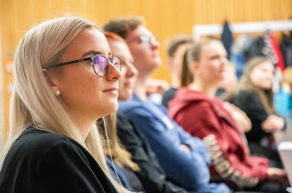 Bild vergr&ouml;&szlig;ern: Auf dem Bild sieht man Sch&uuml;lerinnen und Sch&uuml;ler, die zuh&ouml;ren.