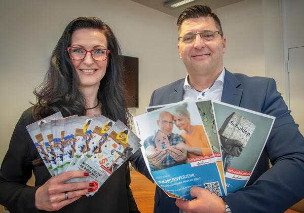 Bild vergr&ouml;&szlig;ern: Auf dem Bild sieht man die neue Leiterin der Verbraucherzentrale Plauen, Jasmin Trautloft (links) und Landrat Thomas Hennig (rechts).