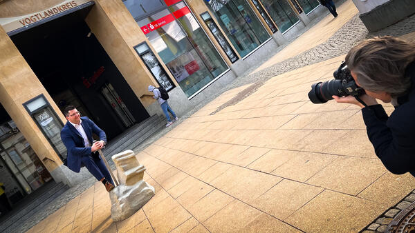 Bild vergr&ouml;&szlig;ern: Landrat Thomas Hennig zieht am Schwert im Stein.