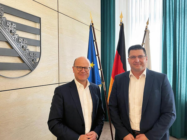 Bild vergr&ouml;&szlig;ern: Auf dem Bild sieht man Landrat Thomas Hennig (rechts) zu Besuch beim Chef der S&auml;chsischen Staatskanzlei, Oliver Schenk (links).