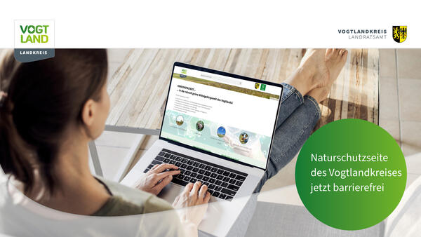 Bild vergr&ouml;&szlig;ern: Auf dem Bild sieht man eine Frau mit einem Laptop.