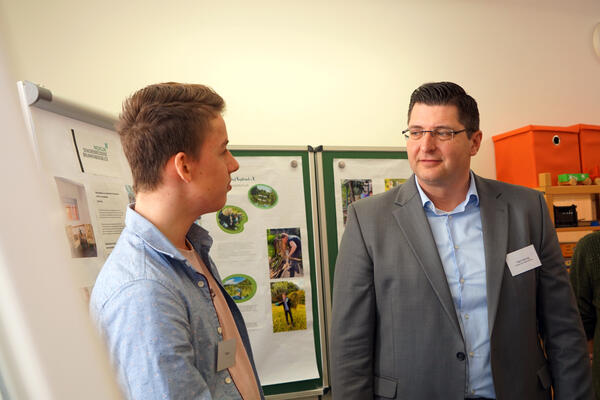 Bild vergr&ouml;&szlig;ern: Auf dem Bild sieht man Landrat Thomas Hennig zu Besuch im F&ouml;rderzentrum Oberes Vogtland in Markneukirchen.