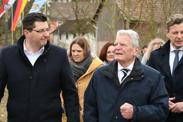 Bild vergr&ouml;&szlig;ern: Landrat Thomas Hennig, Joachim Gauck und der Hofer Landrat Dr. Oliver B&auml;r auf dem gemeinsamen Rundgang &uuml;ber das Areal an der Gedenkst&auml;tte.