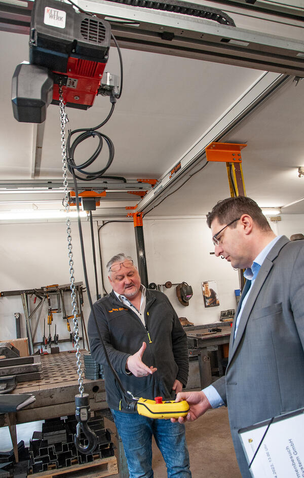 Bild vergr&ouml;&szlig;ern: Auf dem Bild sieht man Landrat Thomas Hennig zu Besuch bei IWS System GmbH.