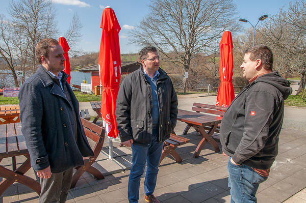 Bild vergr&ouml;&szlig;ern: Auf dem Bild sieht man Landrat Thomas Hennig zu Besuch an der Talsperre Pirk.