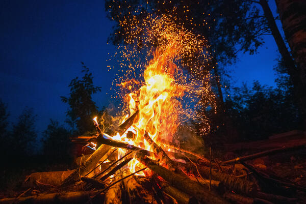 Bild vergr&ouml;&szlig;ern: Auf dem Bild sieht man ein Lagerfeuer.