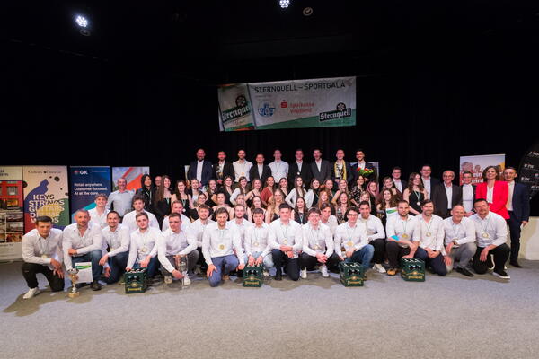 Bild vergr&ouml;&szlig;ern: Auf dem Bild sieht man die Gewinner-Mannschaften der diesj&auml;hrigen Sternquell Sportgala Vogtland.