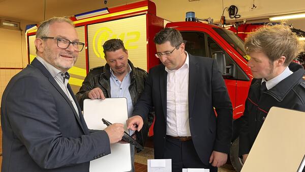 Bild vergr&ouml;&szlig;ern: Mit der neuen Technik f&uuml;r den Notfall: Auerbachs Oberb&uuml;rgermeister Jens Scharff, der Gesch&auml;ftsf&uuml;hrer des Rettungszweckverbandes S&uuml;dwestsachsen, Jens Leistner, Landrat Thomas Hennig und Kreisbrandmeister Gerd P&uuml;rzel (von links).