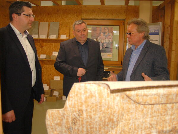 Bild vergr&ouml;&szlig;ern: Gesch&auml;ftsf&uuml;hrer Herbert Pscherer (rechts) und Prokurist Stefan Breymann im Gespr&auml;ch mit Landrat Thomas Henning (links) &uuml;ber den Einsatz nachhaltiger Rohstoffe im Bauwesen und der Industrie.