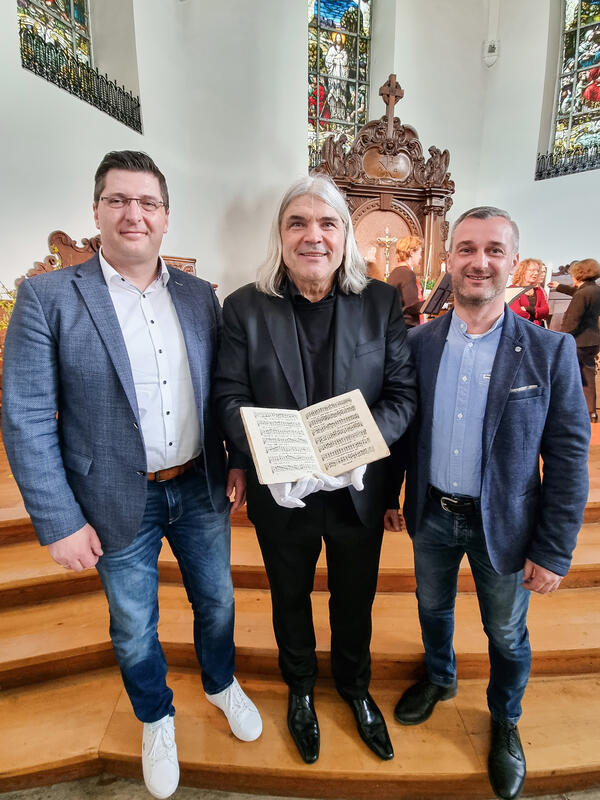 Bild vergr&ouml;&szlig;ern: Landrat Thomas Hennig freut sich sehr, den Verein Klassische Musik Adorf/V. beim Erwerb des Originaldrucks unterst�tzen zu k�nnen.