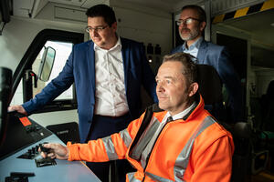 Bild vergr&ouml;&szlig;ern: Das Bild zeigt Landrat Thomas Hennig und L&auml;nderbahn Gesch&auml;ftsf&uuml;hrer Wolfgang Pollety mit dem Lokf&uuml;hrer Steffen H&uuml;bner.