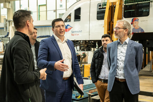 Bild vergr&ouml;&szlig;ern: Landrat Thomas Hennig im Gespr&auml;ch mit L&auml;nderbahn Gesch&auml;ftsf&uuml;hrer Wolfgang Pollety, Bereichsleiter Markt Eugen Rubinstein und Robert Aschenbrenner, Leiter Vertragsmanagement.