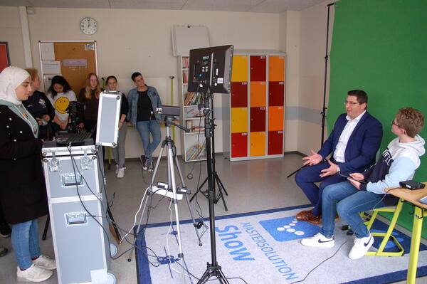 Bild vergr&ouml;&szlig;ern: Von Sch&uuml;lern der Hufeland Oberschule Plauen wurde Landrat Thomas Hennig interviewt.