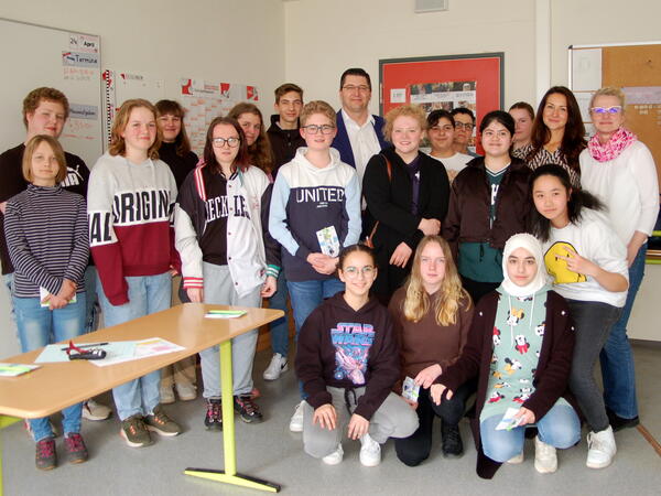 Bild vergr&ouml;&szlig;ern: Zum Abschluss stellte man sich gerne zum Klassenfoto mit dem Landrat.