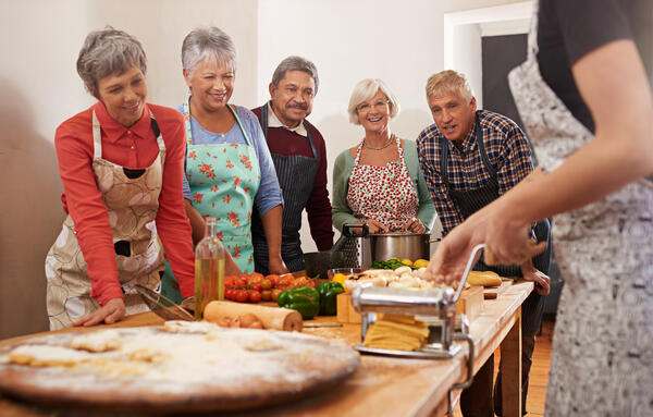 Bild vergr&ouml;&szlig;ern: Auf dem Bild sieht man Senioren beim Kochen.