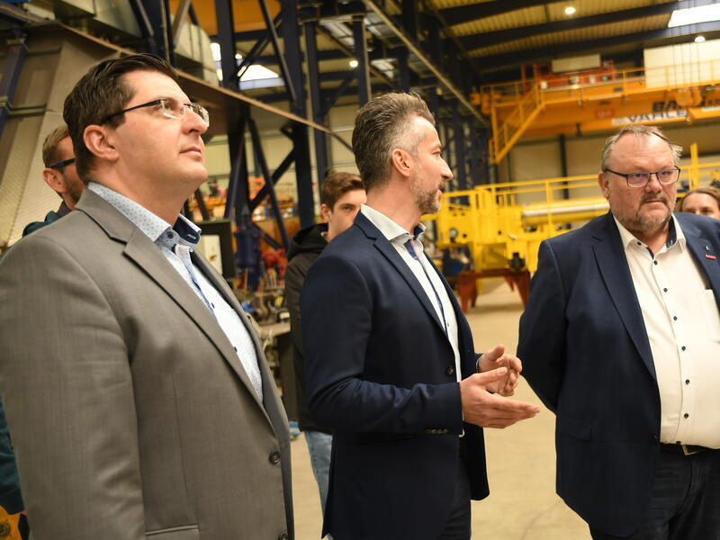HWK-Pr&auml;sident Wagner und Landrat Hennig besuchen Bang Kransysteme.