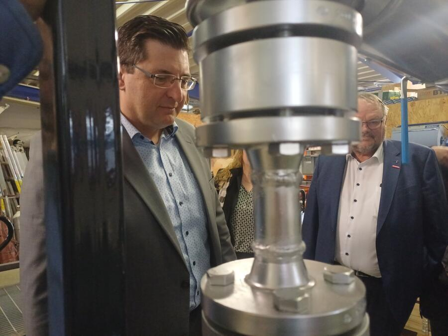 Landrat Hennig und der HWK-Pr&auml;sident Wagner zu Besuch bei Isotech.