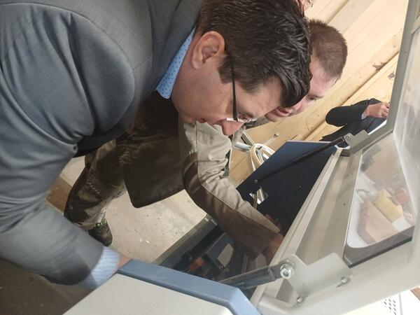 Bild vergr&ouml;&szlig;ern: HWK-Pr�sident Wagner und Landrat Hennig besuchen die Tischlerei Hiller.