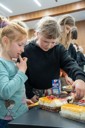 Bild vergr&ouml;&szlig;ern: Das Foto zeigt Kinder am Kuchenbuffet