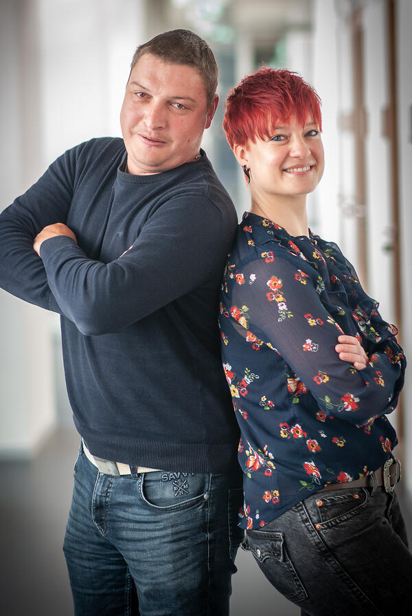 Bild vergr&ouml;&szlig;ern: Das Bild zeigt Anja Kus, Sachbearbeiterin Jagd- und Waffenrecht (rechts) und Michael Freidinger, Leiter der J&auml;gerpr&uuml;fungskommission)